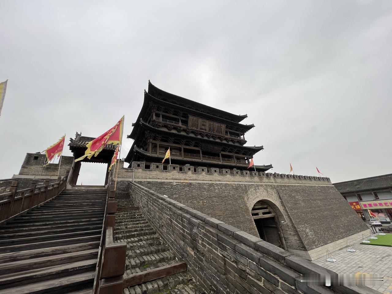 山西沂州边靖楼又名谯楼、鼓楼，是整个古代州城的最高点，有万里长城第一楼之美誉。边