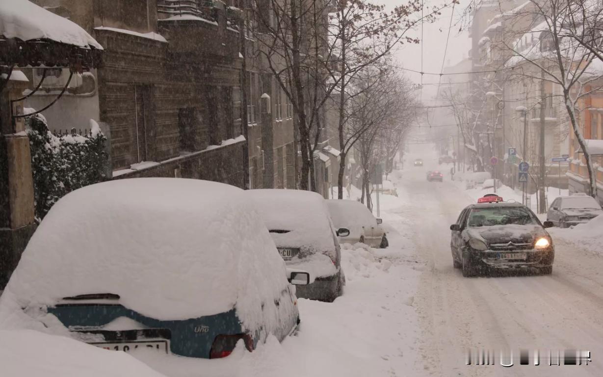 【在塞尔维亚，9个城市因降雪实施紧急状态】
贝尔格莱德时间2026年1月10日，