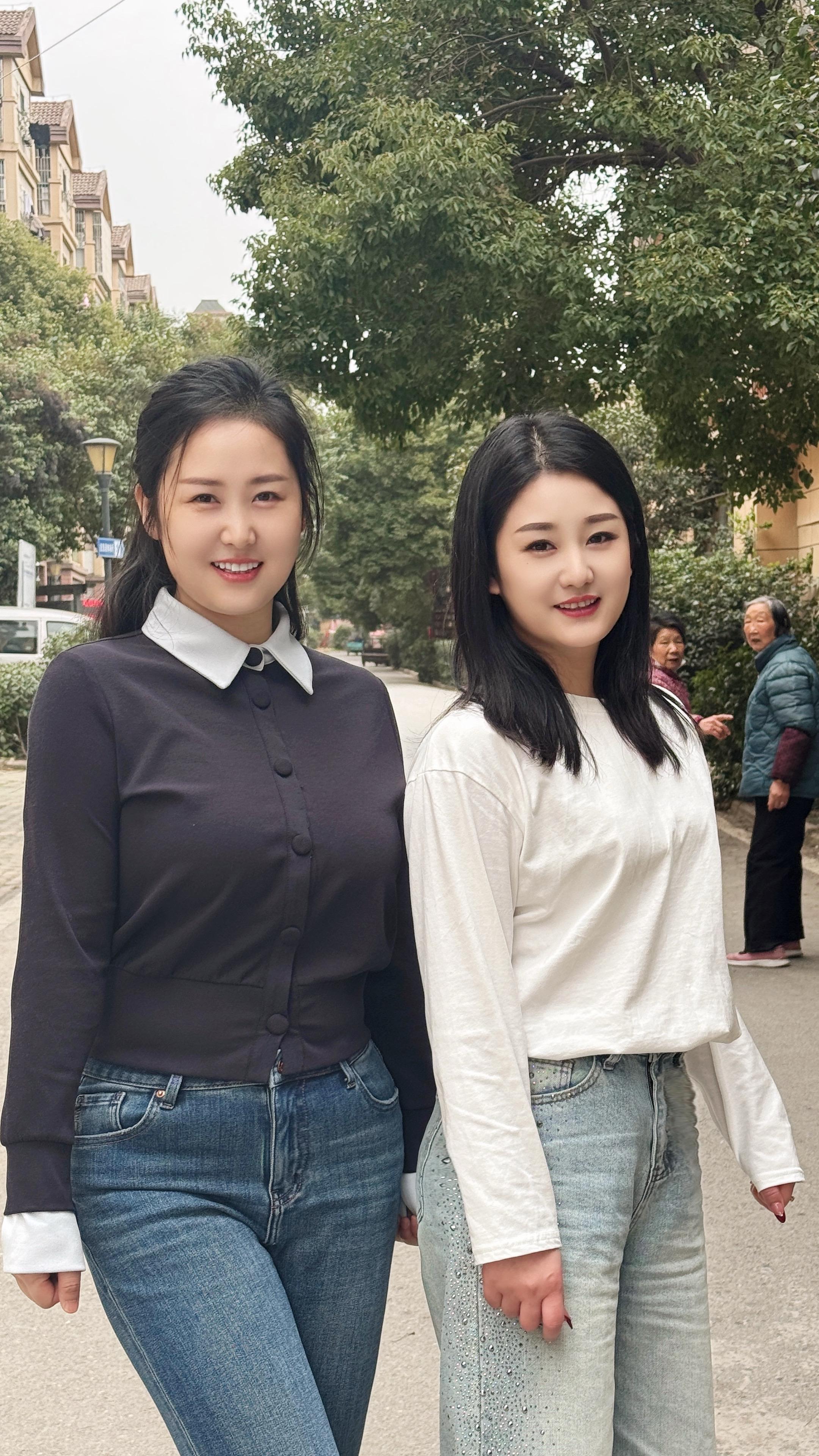 俺俩就站门前拍张照，身后情报组就已经把俺俩底细摸透了。