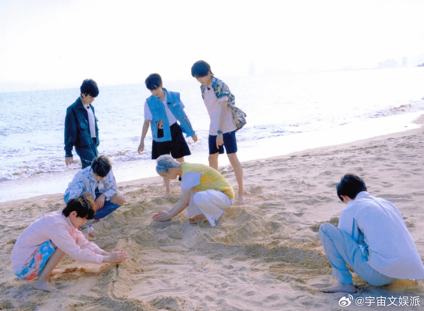 时代少年团的珍贵瞬间时代少年团自在鲜活的少年意气置身古朴村寨之中，马嘉祺丁程鑫宋