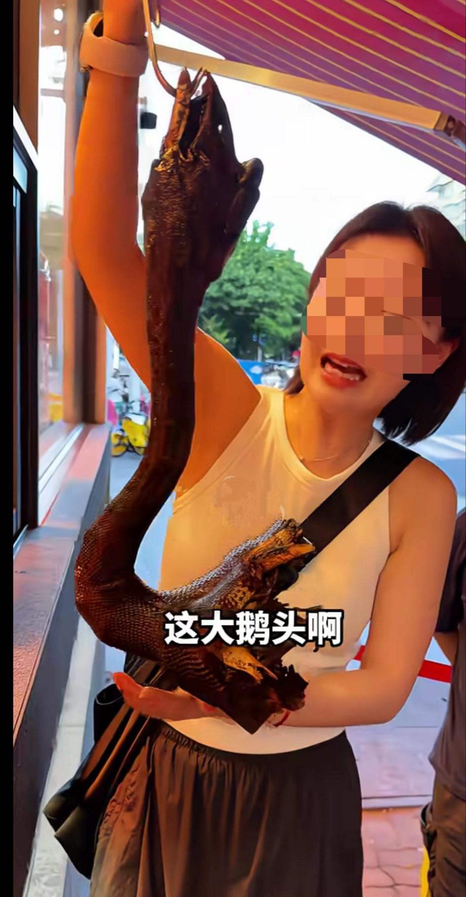 鹅头鹅头讹的就是冤大头！哈哈哈……

一北京美女去了汕头某卤肉店，要了一个鹅头，