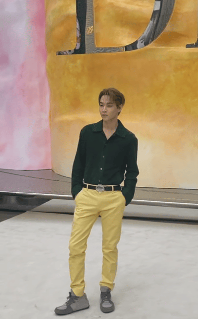 Henry南京活动人气  刘宪华的穿搭品味真的绝了，深绿色衬衫+亮色裤子，复古又