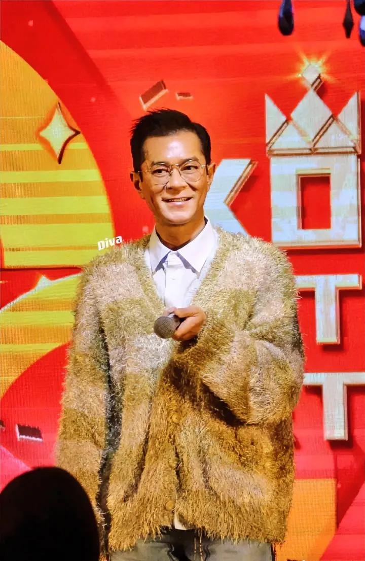 果然男人也是个迷，
古天乐又帅回来啦，这张照片年轻极了，脸部也很正常。