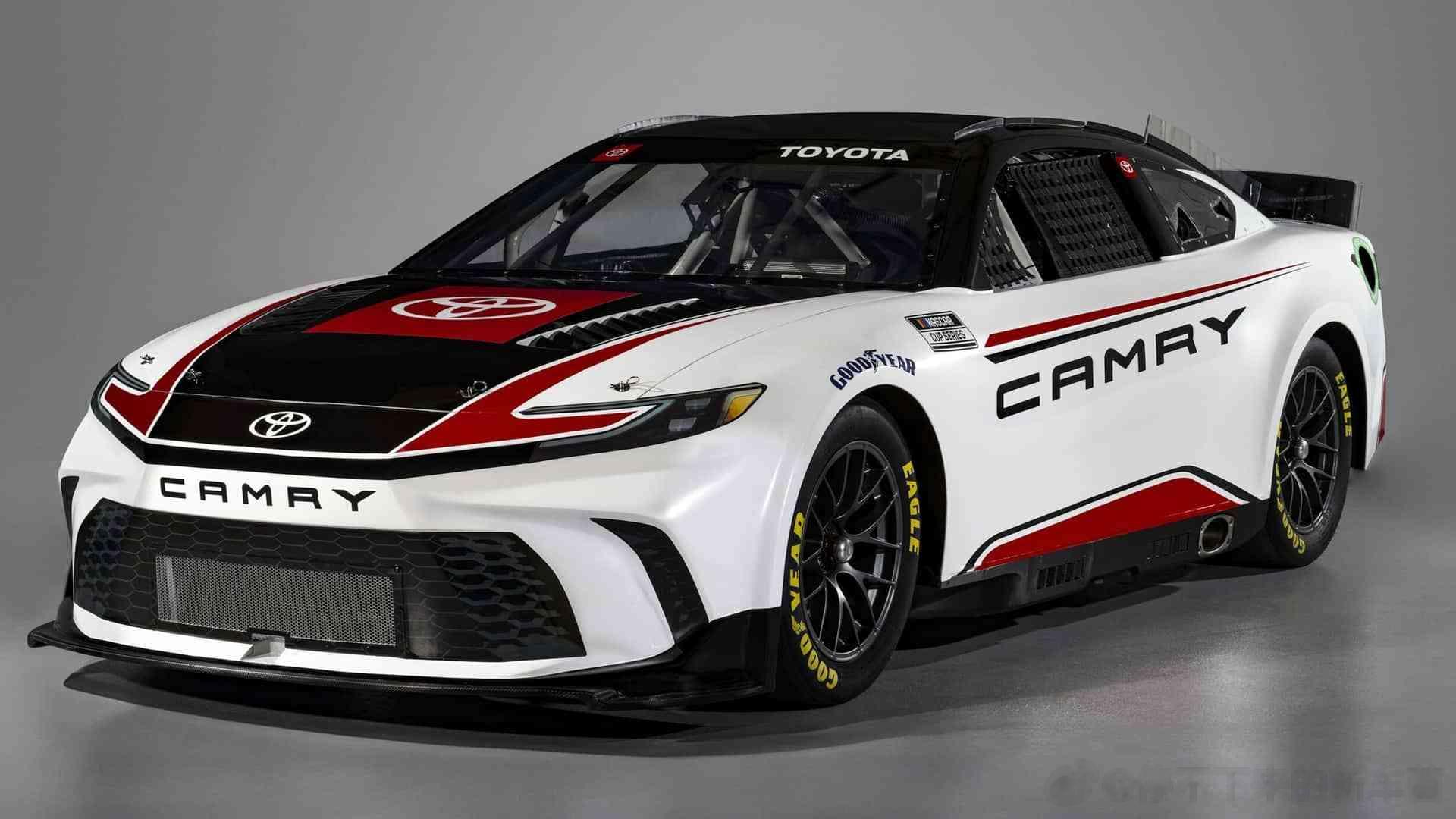 #这是你要的潮车吗# 丰田全新凯美瑞NASCAR赛车，基本知识套了个凯美瑞的壳，