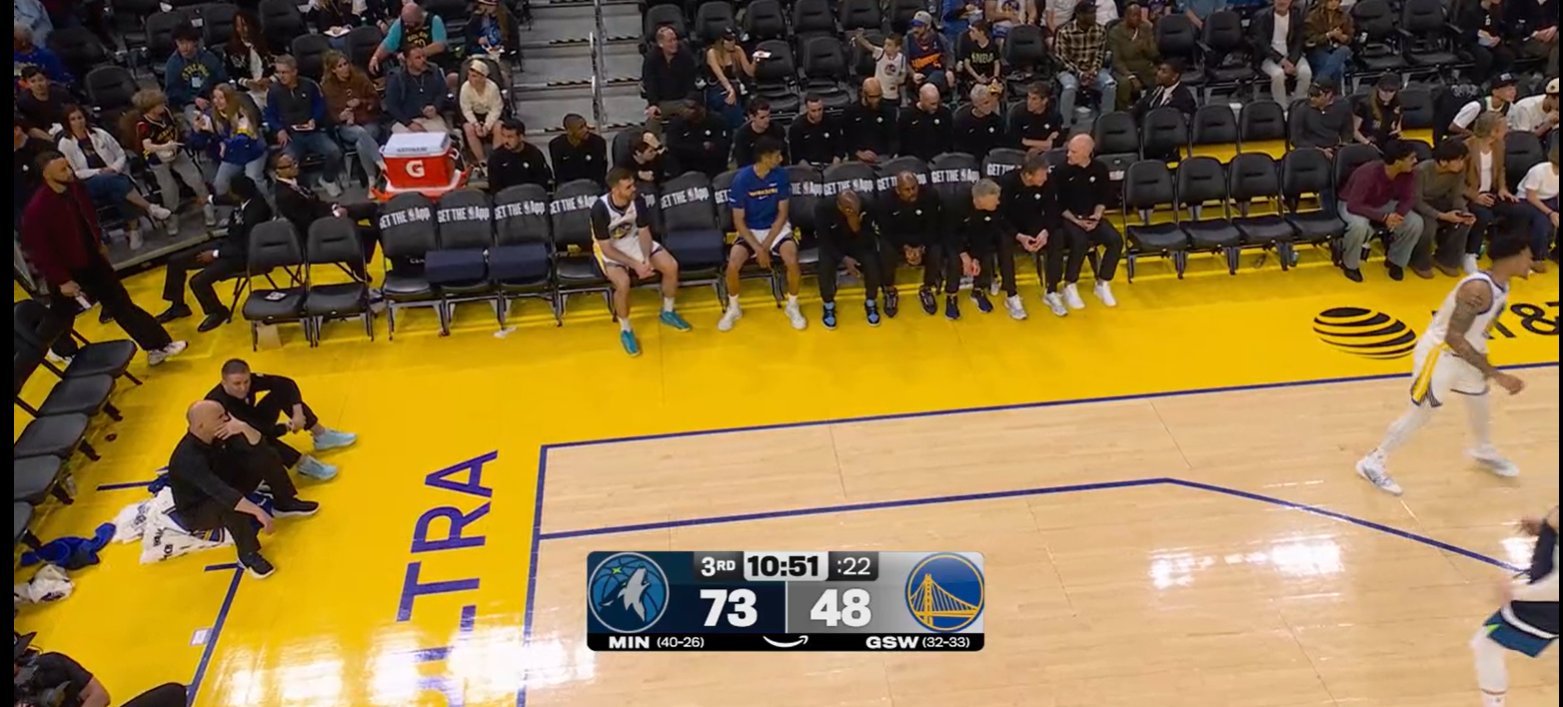 勇士这张图让我想起来当年卡曼躺在湖人板凳席上的情景。波斯特是今天勇士伤退的第三个