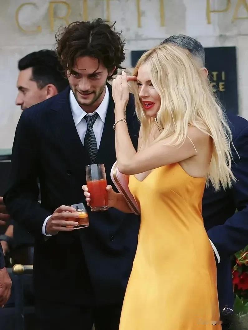 42岁的Sienna又带27岁的小男友亮相了，还别说这俩是真般配！

这次两人亮