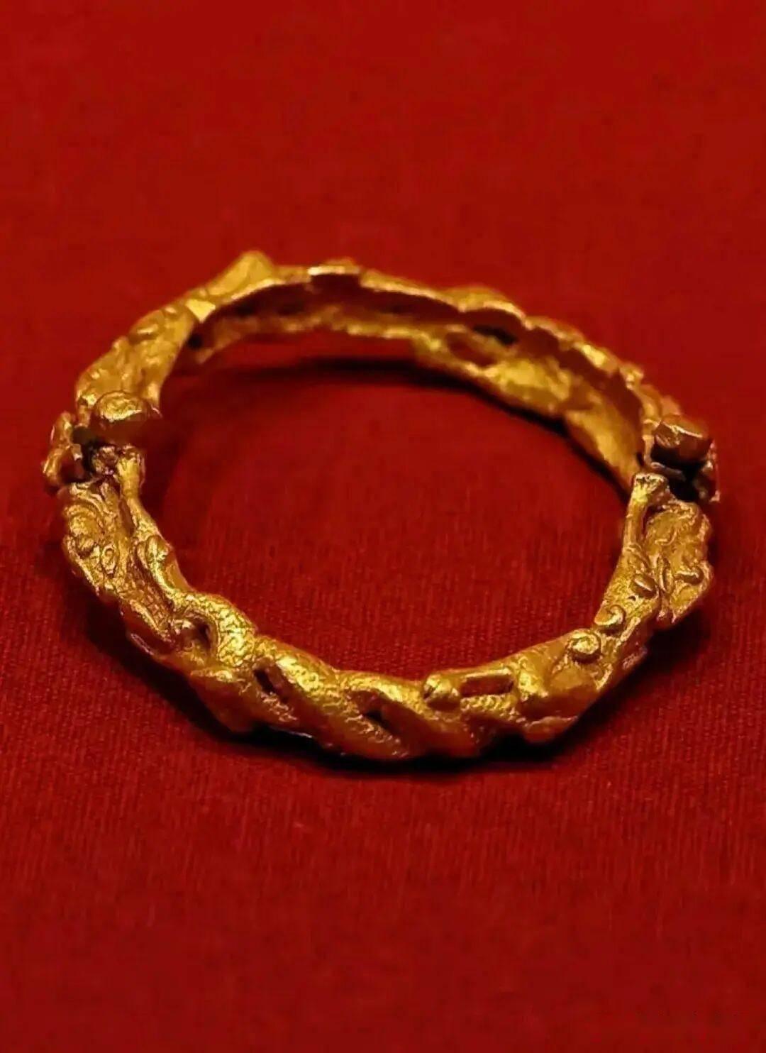 1988年，陕西发生了考古“灯下黑”的事：一名考古队长私藏刚出土的唐代“四龙金镯