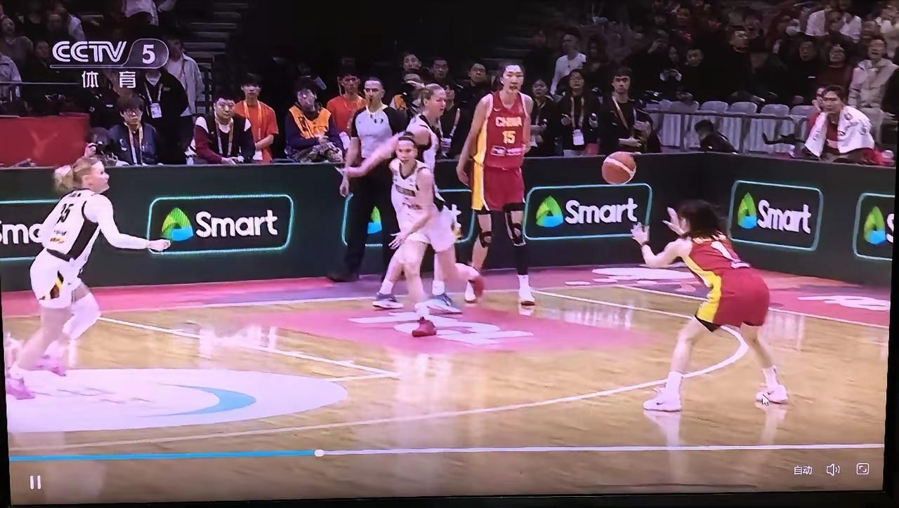 中国女篮和比利时的比赛正在进行，第一节比分11：21中国女篮输10分。比利时是欧