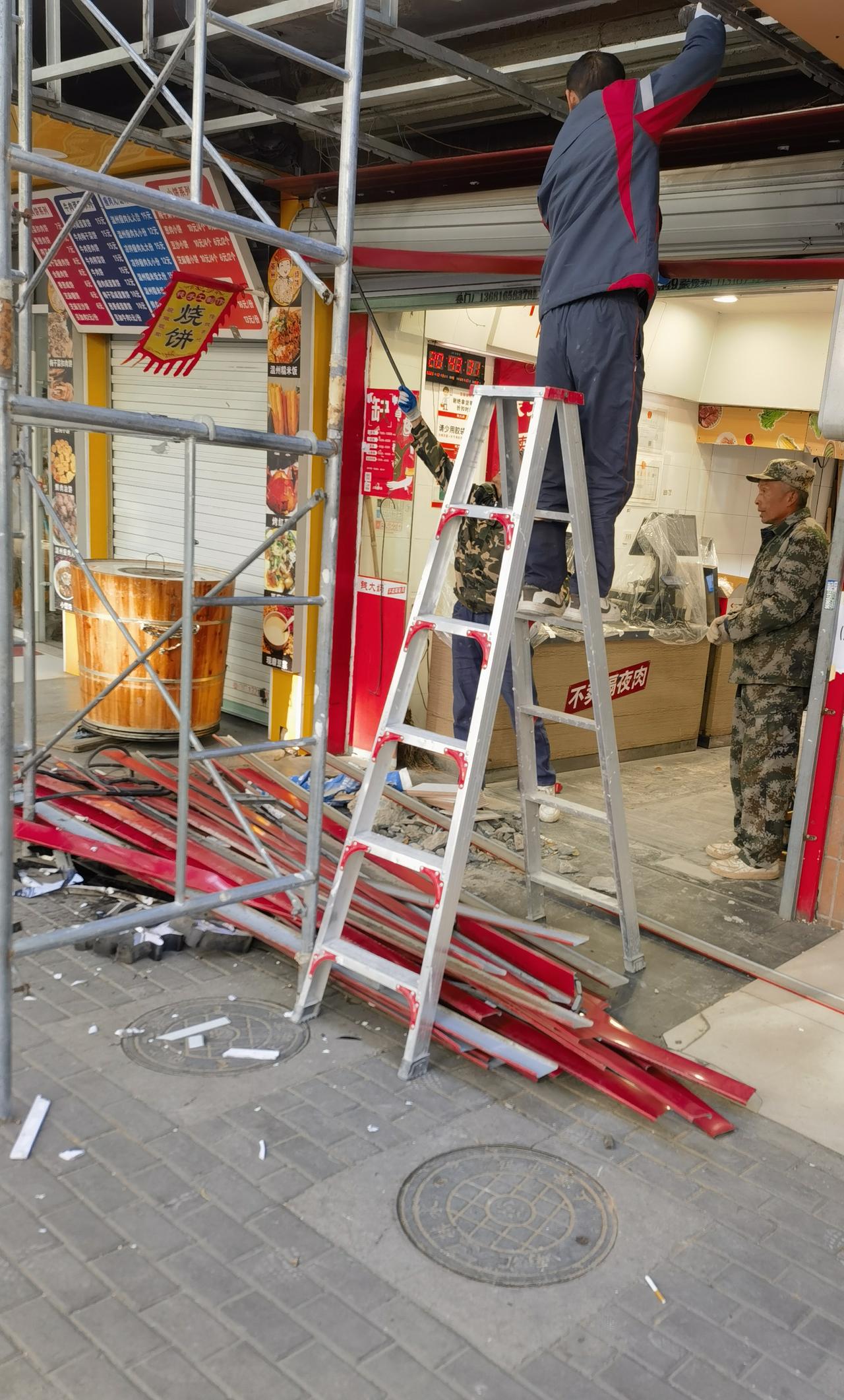 沪上的“钱大妈”，买菜的人恐怕都知道，生意蛮好的！虽说店面不大，但早上那几个小时
