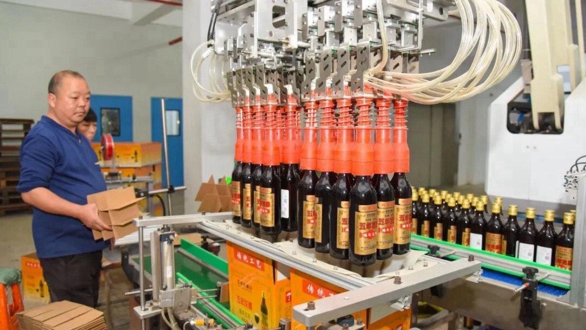 玉环暖心服务助企扬帆出海玉环“联合问诊”上门服务，助老字号酒企从“想出口”到“懂