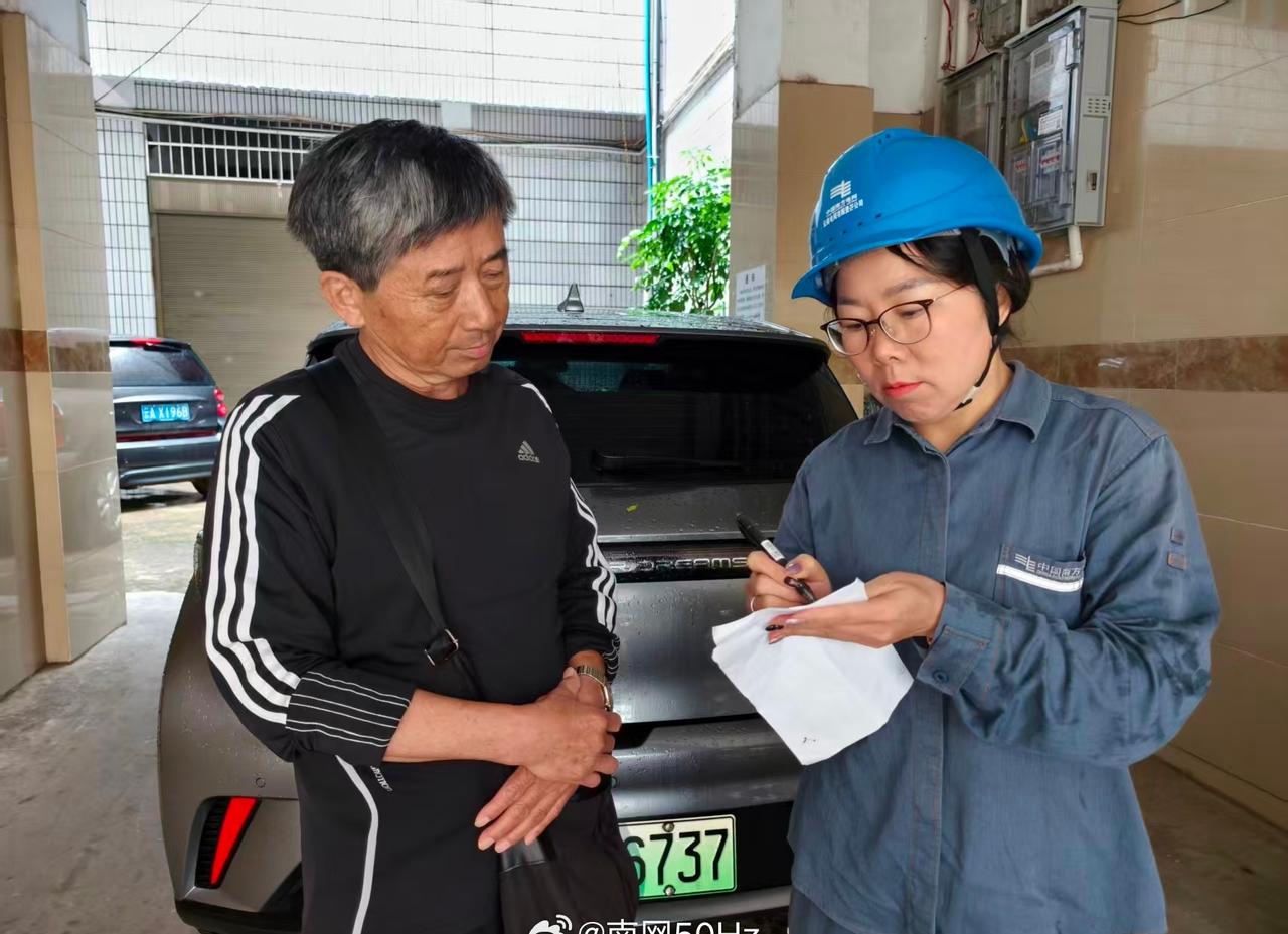 【贴心服务零距离 真情温暖客户心】近日，南方电网云南曲靖陆良供电局工作人员主动来