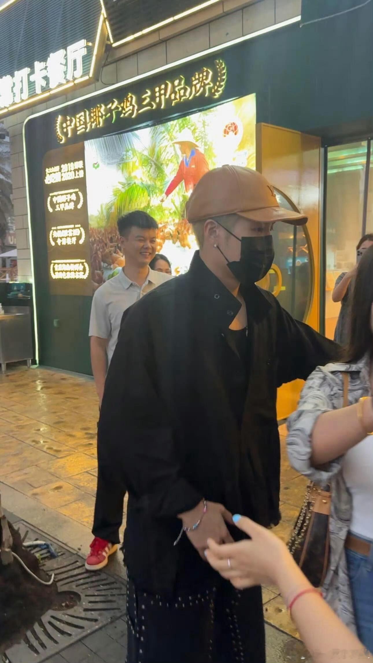 这穿搭帅死了简直！王嘉尔三亚活动人气