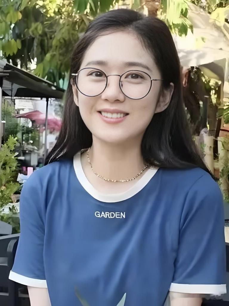 > 张娜拉一笑，时光都慢了半拍。童颜不老，甜嗓依旧，她是冻龄童话本身——四十三岁