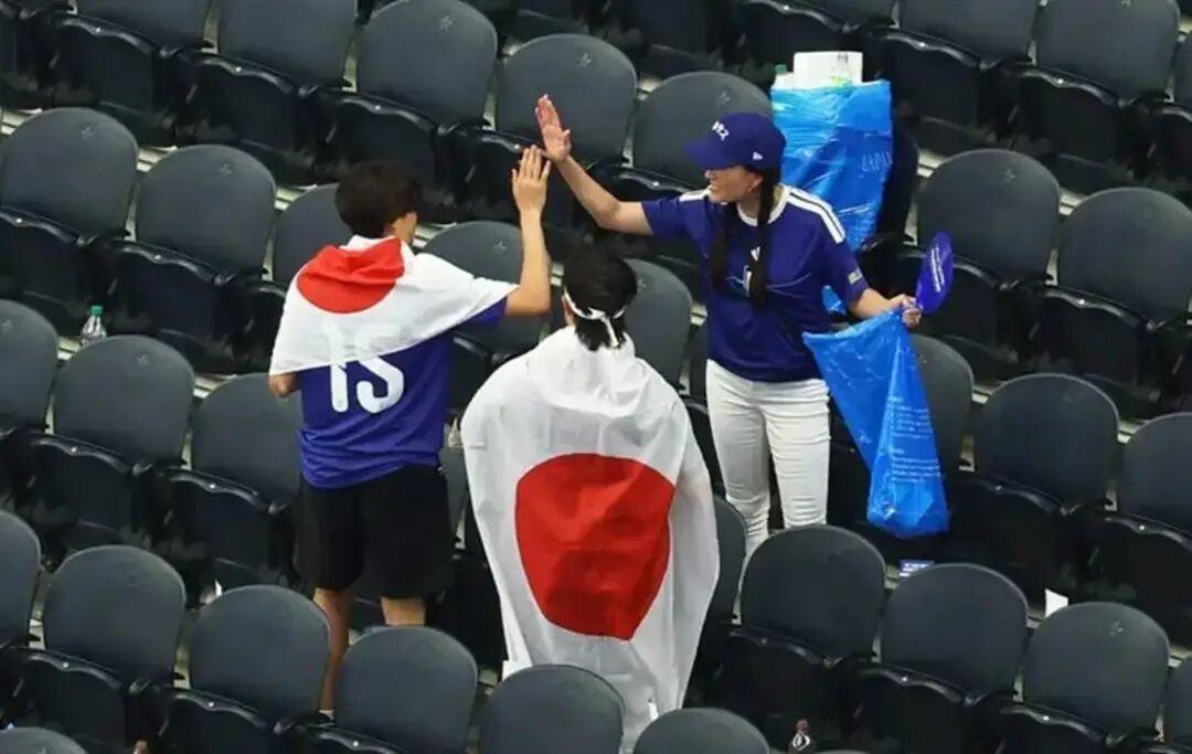 在世界杯上，日本队与荷兰队的比赛结束后仅几分钟，日本球迷就开始清理他们座位周边的