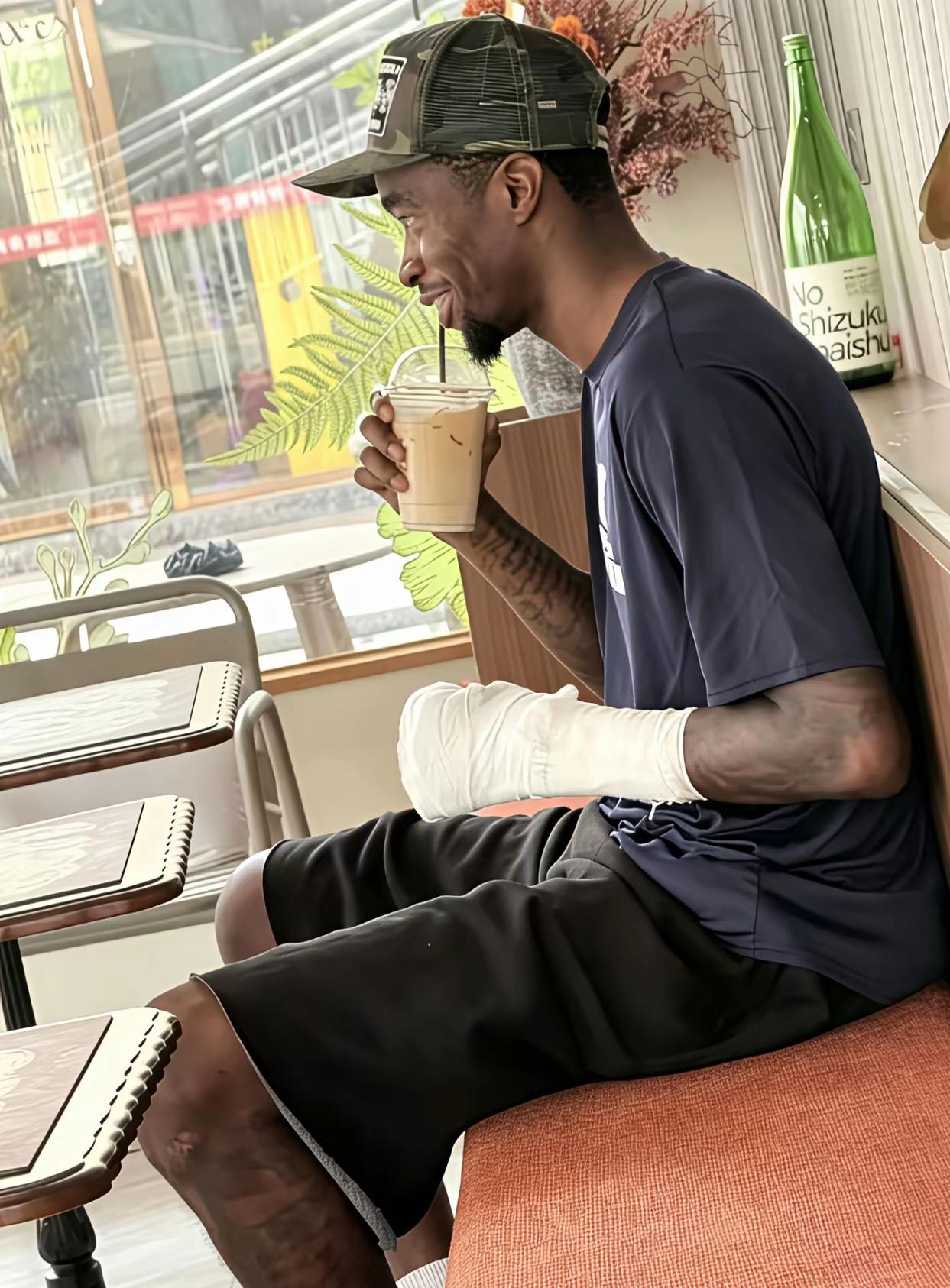 [捂脸]，都绑成这样了，你跟我说是轻伤！
广东队外援萨姆纳刚刚伤愈复出，在一场热