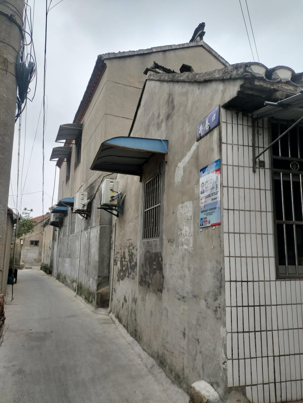宝应话：假充大公鸡
人最怕没啥能耐，还非要假充大公鸡。
架子摆得十足，模样装得威