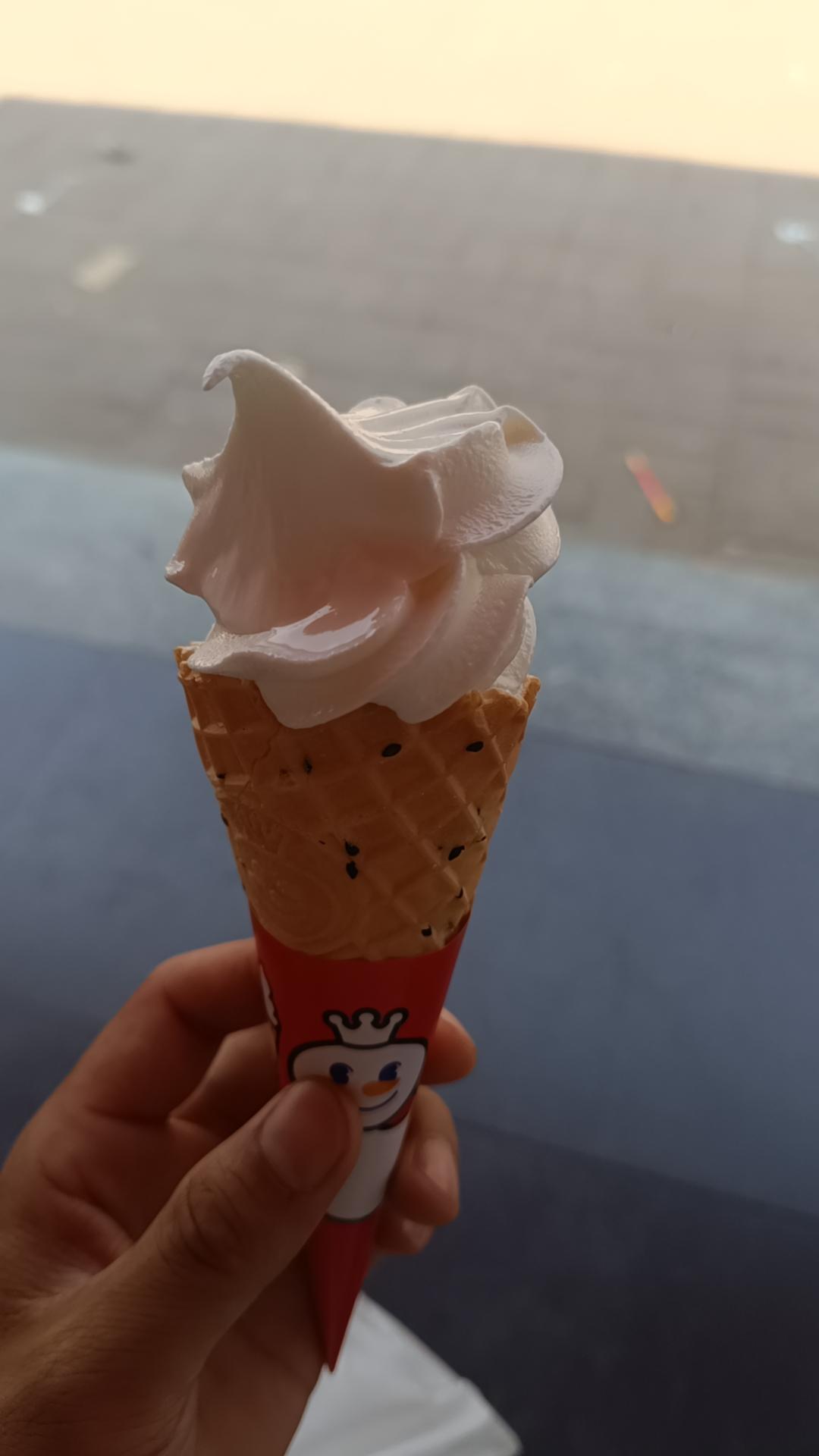 真的是要感谢蜜雪冰城让普通人舍得吃冰激凌，喝奶茶啊，真的是非常非常亲民的价格了啊