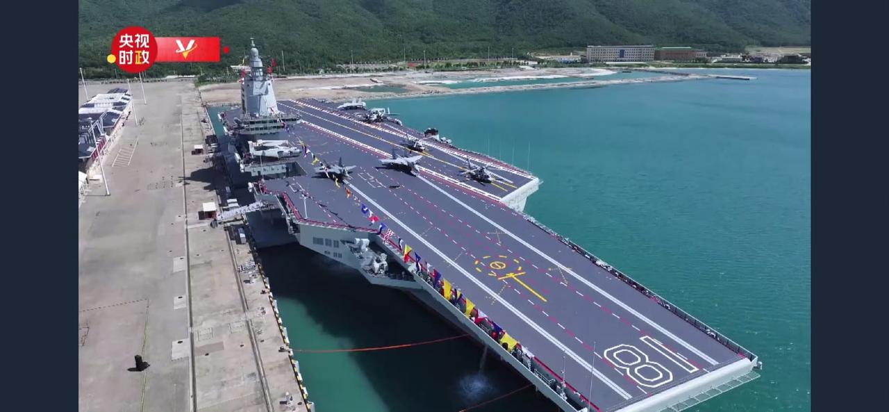 福建舰入列，甲板上舰载机全家福

注意甲板上的舰载机，1架歼35，2架歼15T(