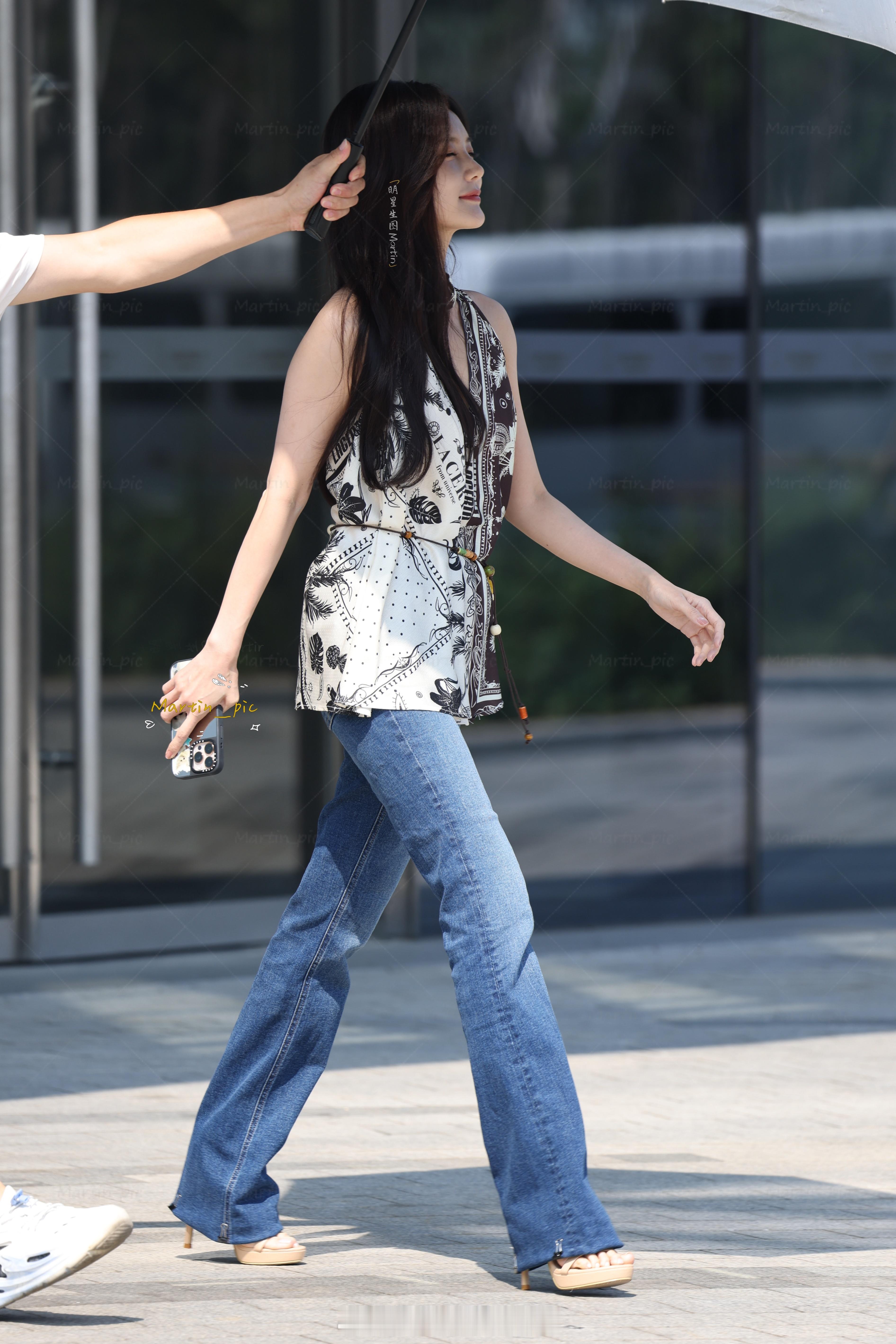 李一桐[超话] 李一桐 251005路透上班生图被阳光晒得眯眼的小猫咪[好爱哦]