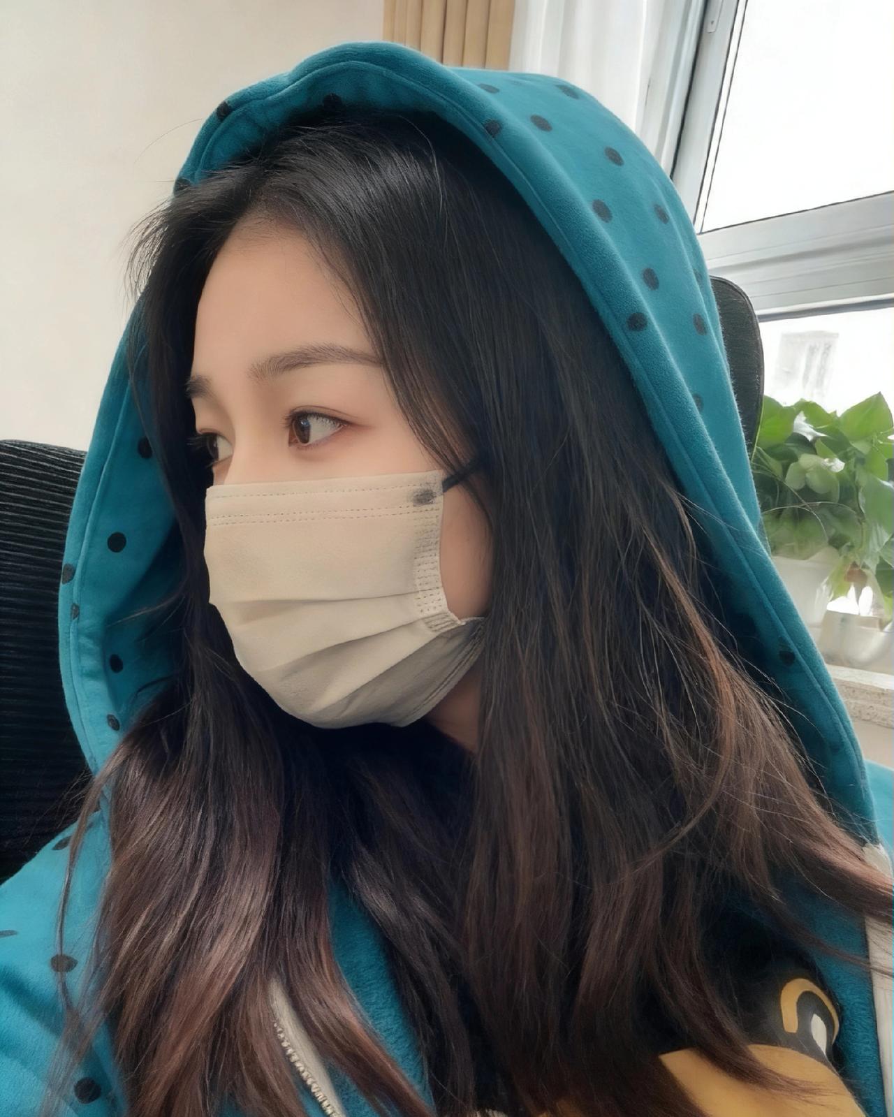 怎么判断一个男的是不是喜欢你？
其实根本不用判断。
只要你们能聊微信，能私下单独