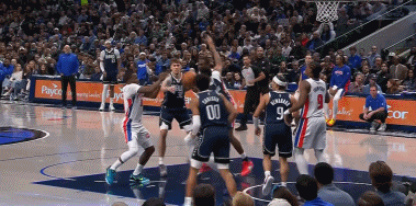 驱逐！奥萨尔你以为自己是詹姆斯？
在今天NBA常规赛活塞对阵独行侠的第二节比赛中