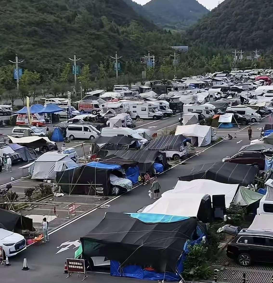 这个时代的年轻人，真的是太务实了。看不惯的事，没有花里胡哨的虚伪，不当冤大头讨好