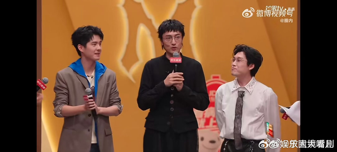 王传君左右各一个虎牙妹披荆斩棘披哥直播名场面来了，王传君的喜好简直藏不住！送考的