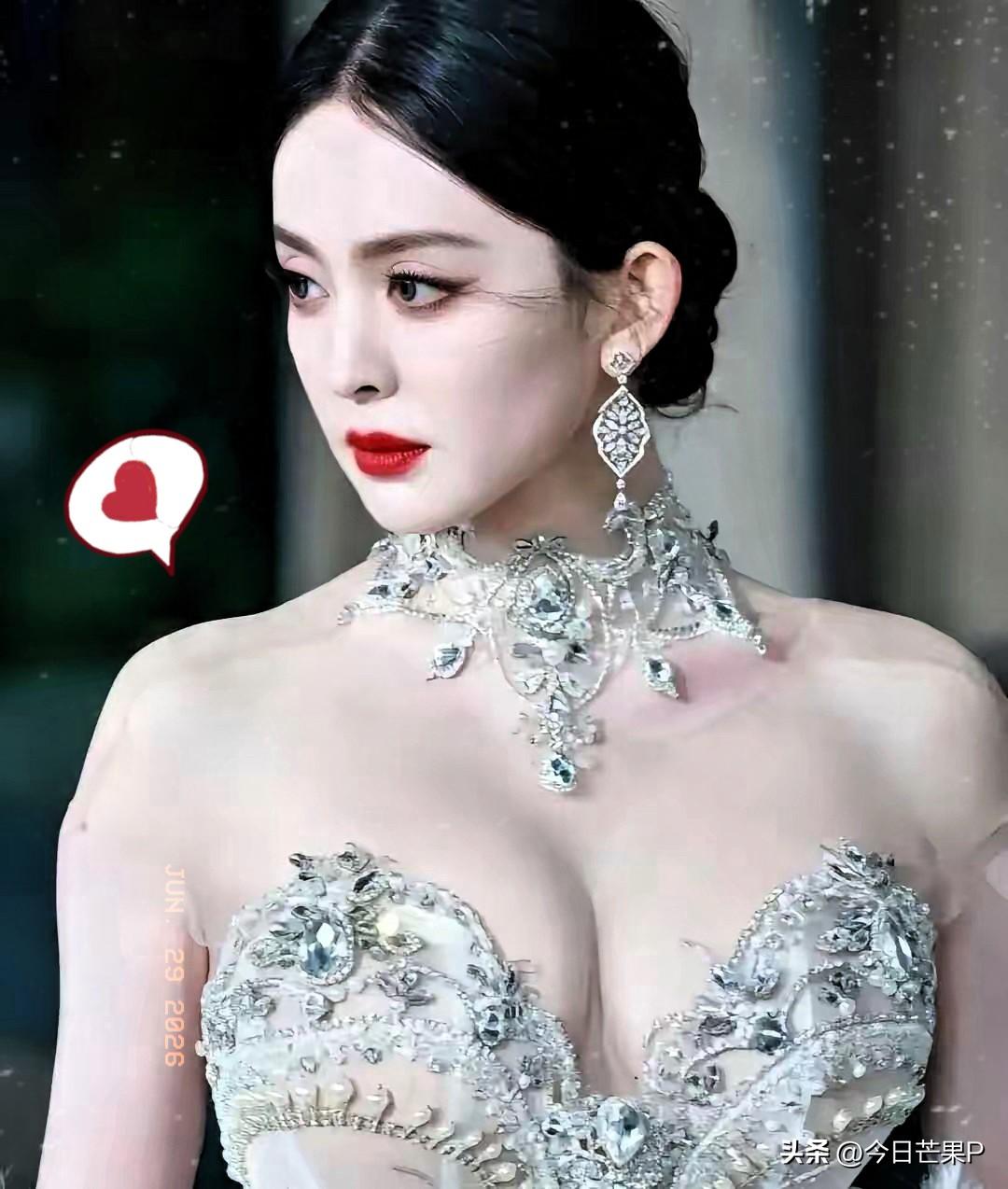 女明星中，
我最看不懂的就是古力娜扎了。
你说她才34岁，5任前男友居然都没有一