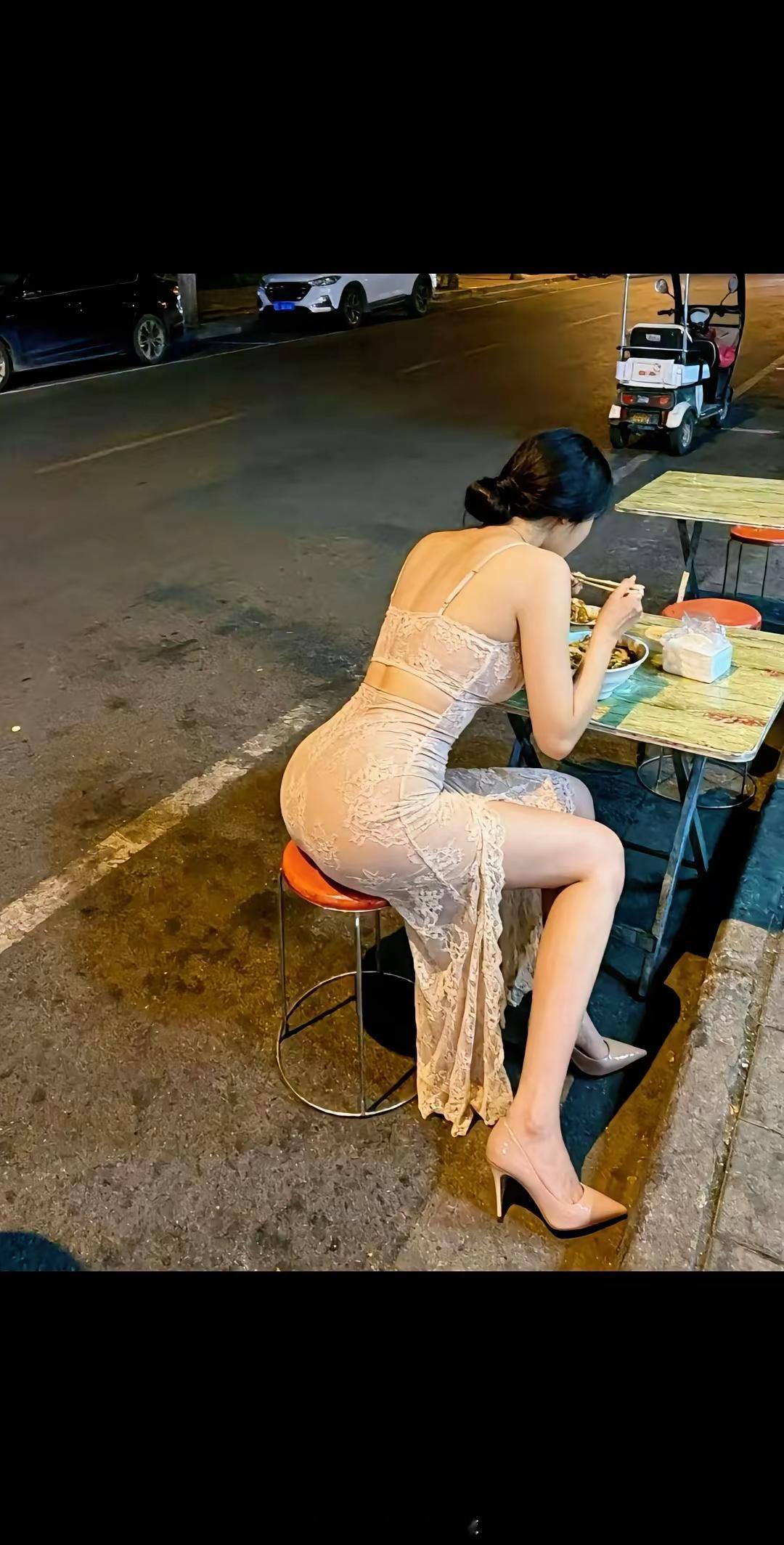 既能享用山珍海味，也能偏爱人间烟火上得宴席，下得街巷。 