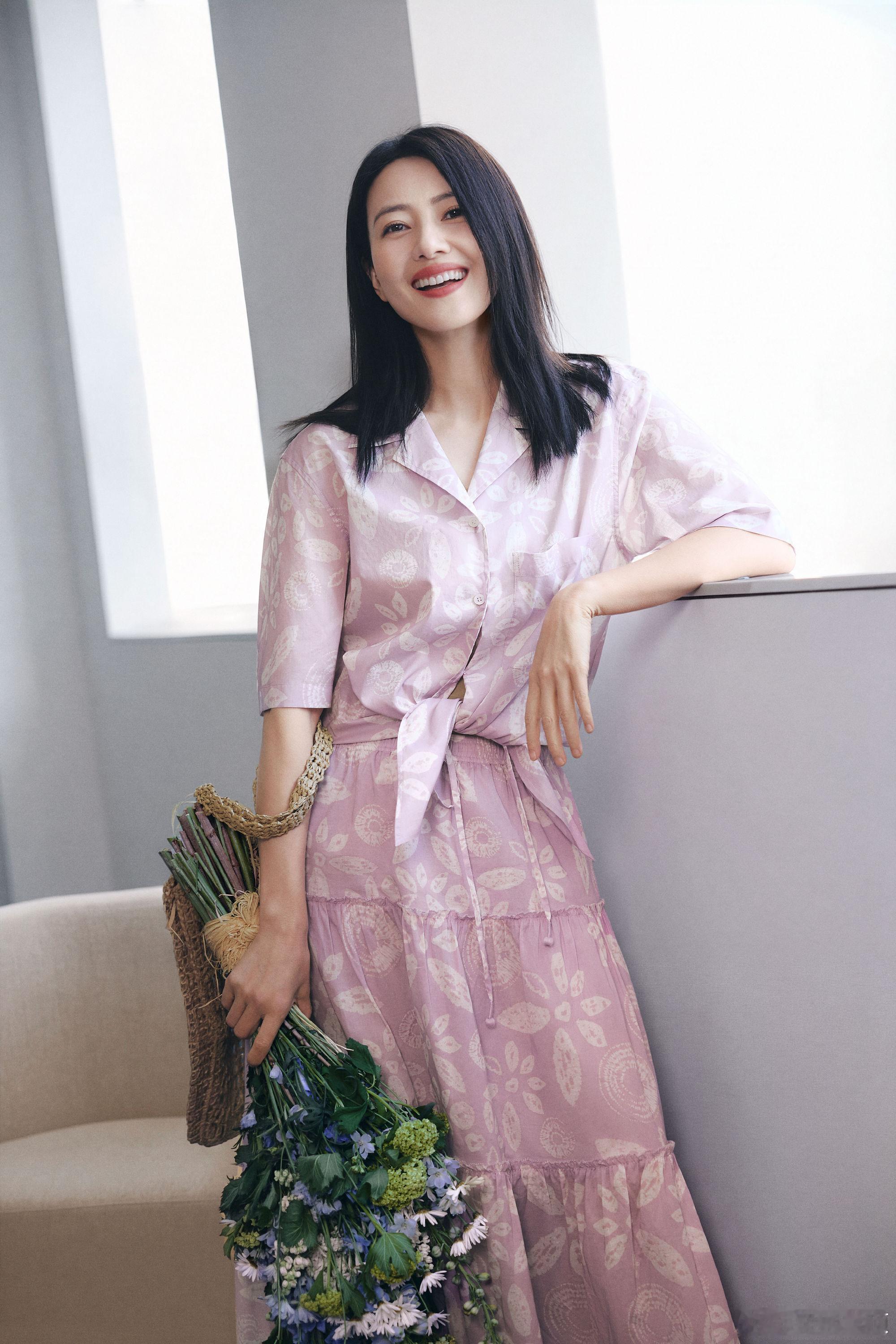 高圆圆行程再赶也挡不住干饭 高圆圆好赶的行程、好饱的肚子真的太有干饭人的精神了，