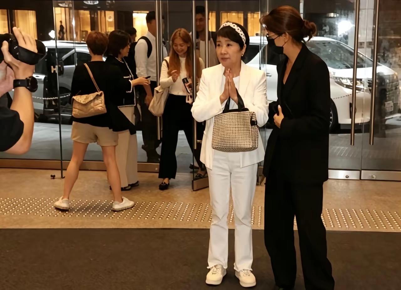 谢贤走后，狄波拉和谢婷婷的首次露面，看得人心里发酸。
7月20日消息传开没两天，