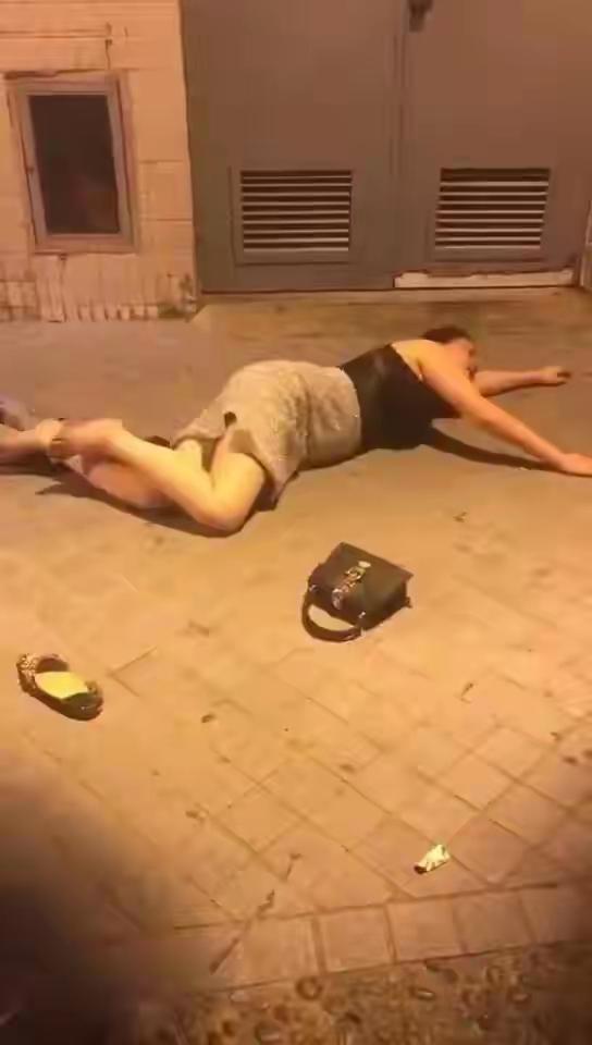 被富二代抛弃后醉酒失态：最傻的女人，就是为爱卑微到底
 
凌晨清冷的街头，看过成