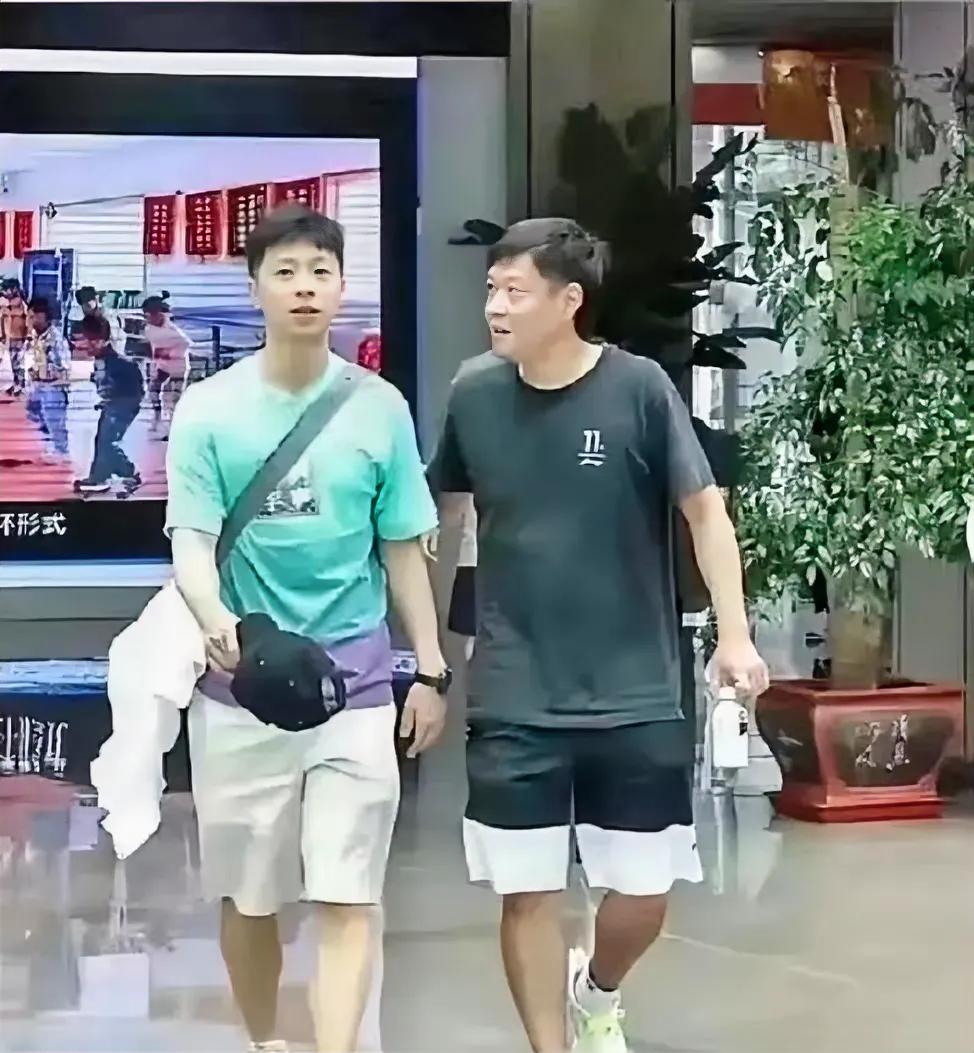 邱指导：龙队，咱去哪玩？
马龙：哥，你想去哪？
邱指导：哪都行！
马龙：什么叫哪