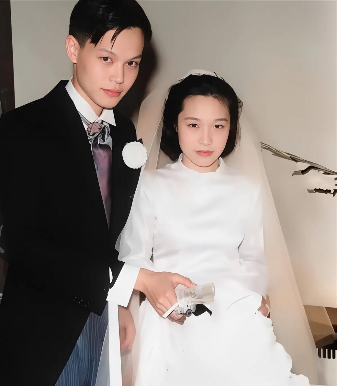 1950年，杨振宁和发妻杜致礼婚纱照，不愧是将门千金，气质太好
