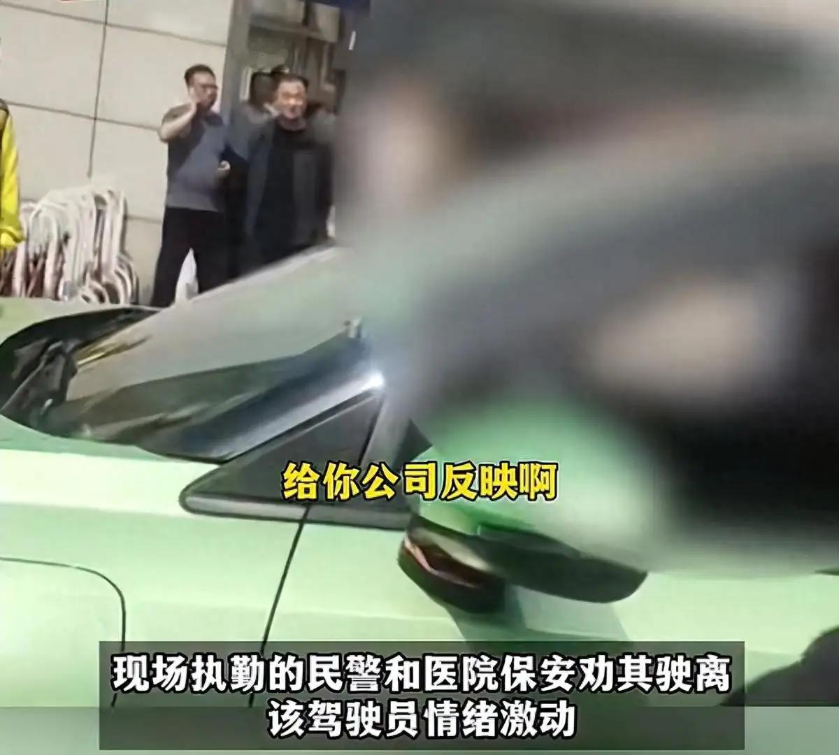 “太可恶了”！陕西西安，一辆出租车把车停在医院门前拉客，可面对交警的劝离，司机不