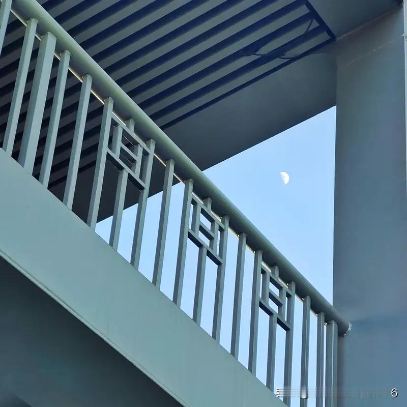 上联:对酒当歌无乐趣
下联:凭栏望月有闲愁