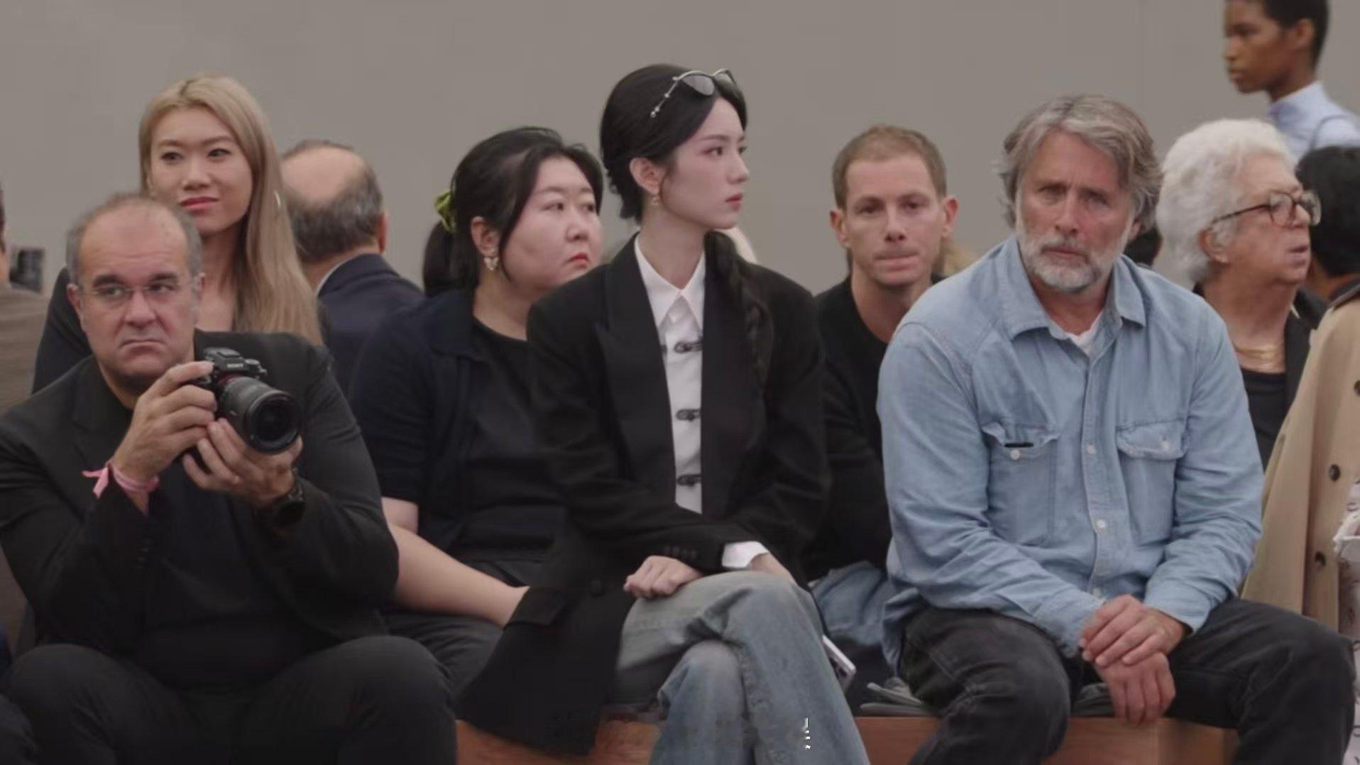 一秒代入Dior春夏秀第一视角 周也这组直播镜头反复看！盘扣衬衫的东方元素在近景