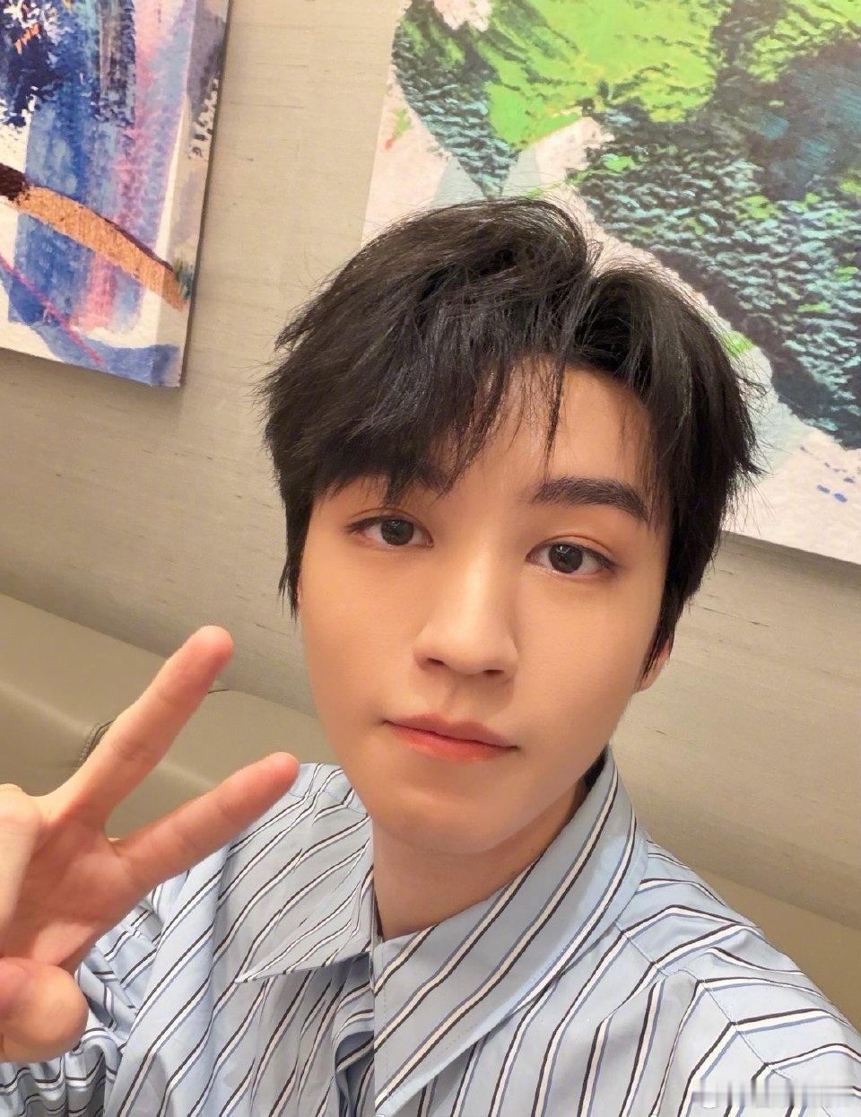 王俊凯红鞋底都泡发了王俊凯晒战损版红鞋底 哈哈哈哈😂 红底鞋实在权威 