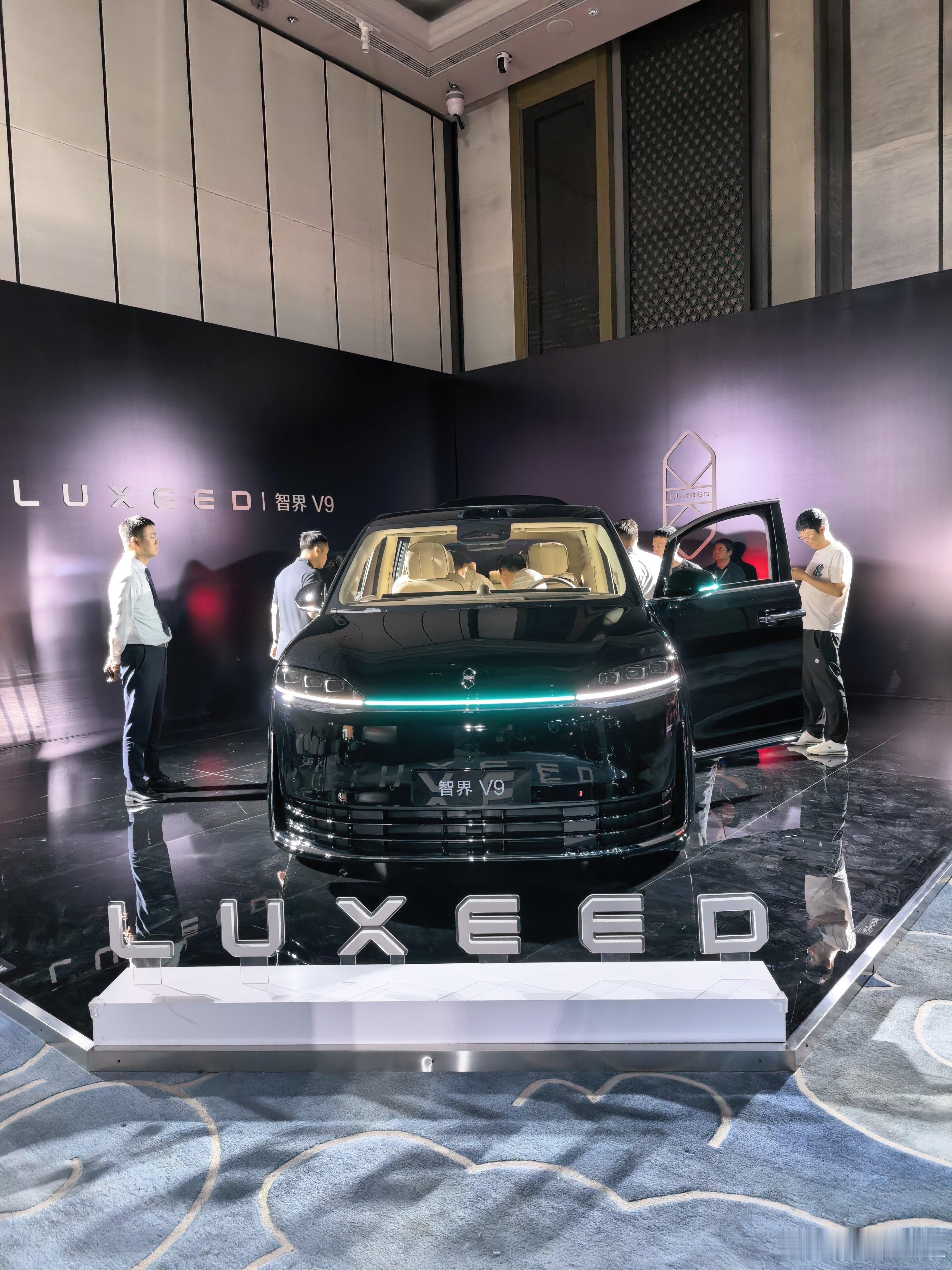 试了下智界V9的全新三联屏，卧槽真丝滑～流畅度直逼纯血鸿蒙了。这应该是用了新的车