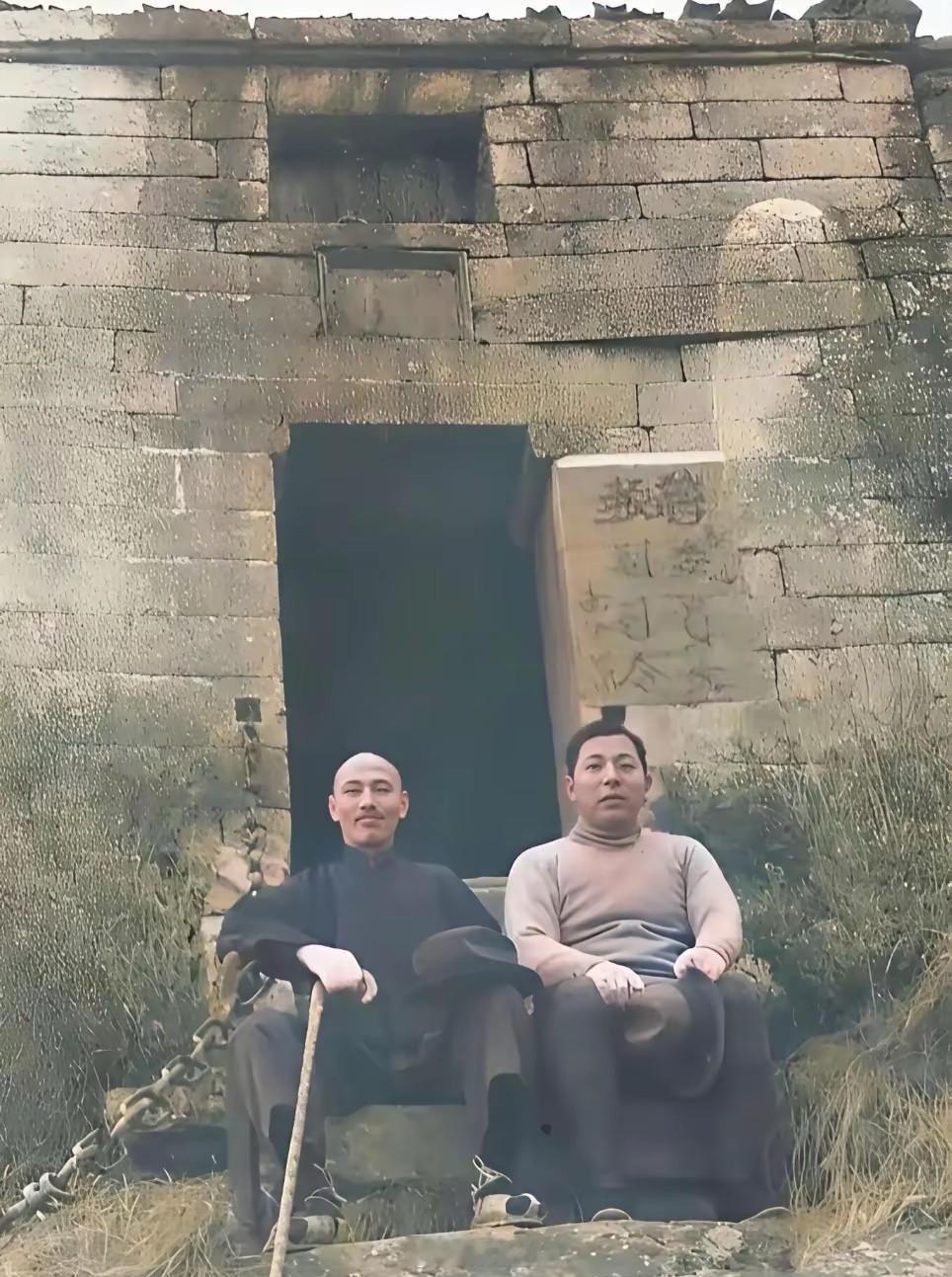 1936年蒋介石与张学良在华山合影。 