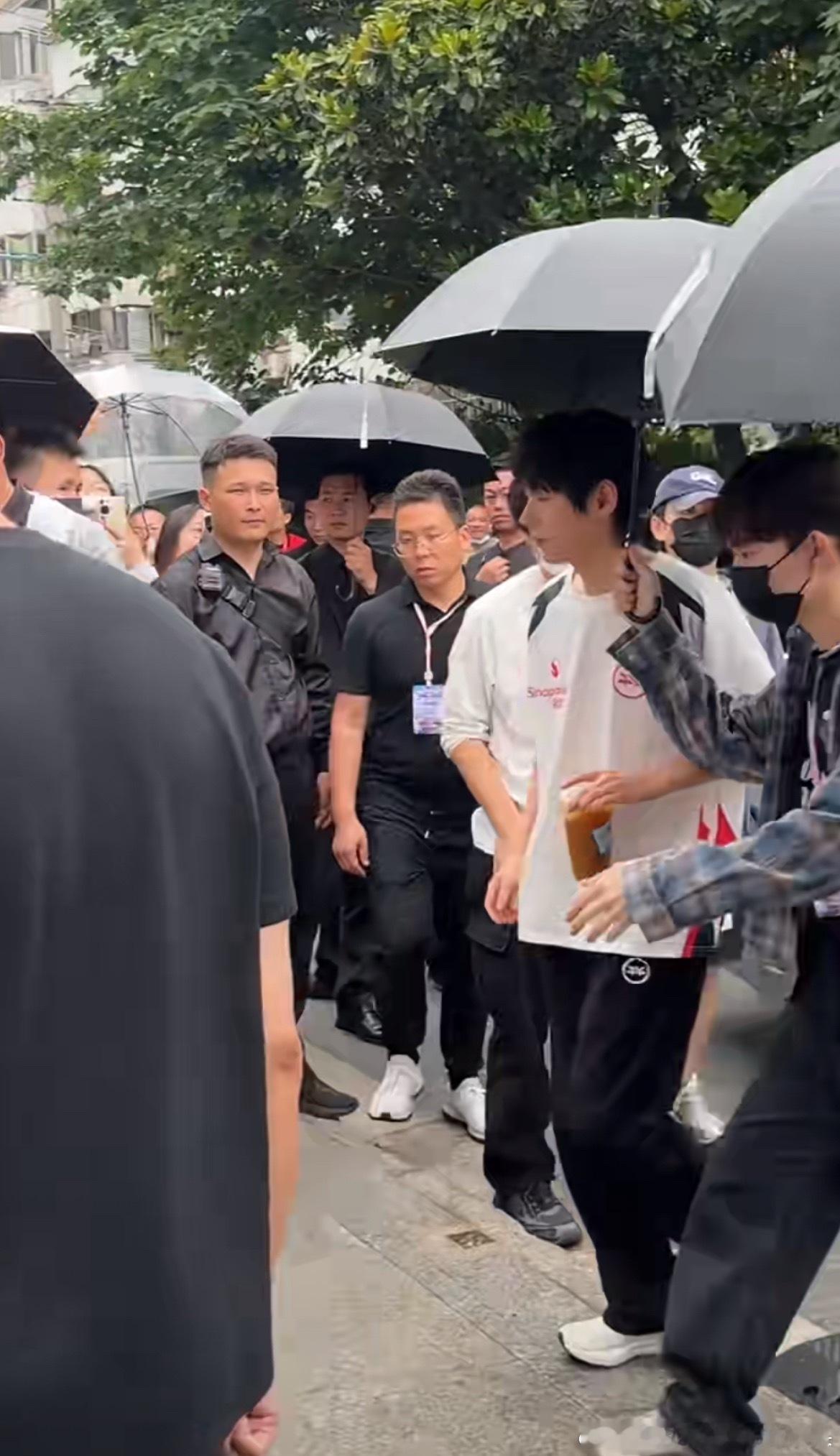 我不行了呀！拿着个橙c美式就来了
