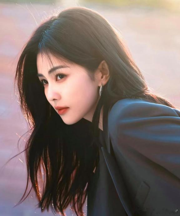 白鹿如今的营销方向基本由自己做主，她想走迪丽热巴那种浓艳时尚路线，甚至请来了热巴