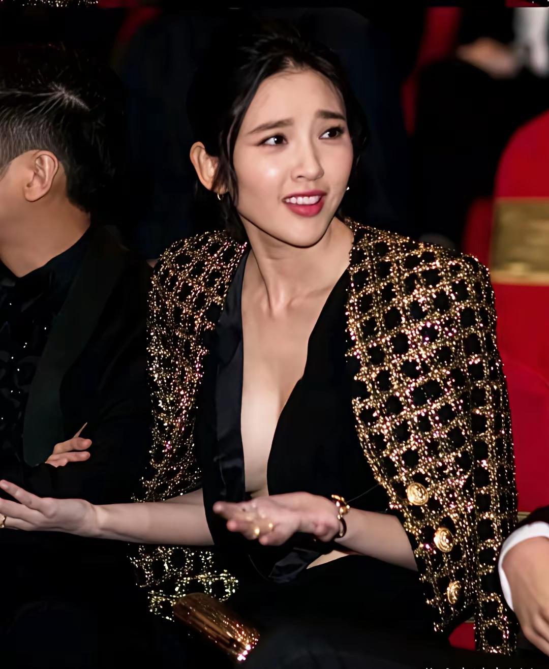 发现两人待在一起久了会越来越有夫妻相[捂脸]她像张若昀了
有人说很尴尬
哪里尴尬
