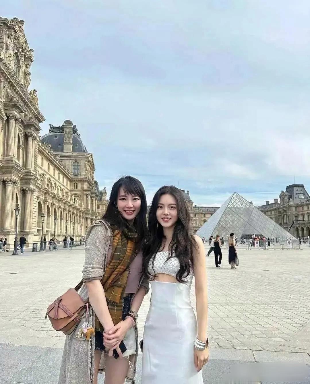 赵今麦确实一般，第一次见合影比赵今麦更漂亮的素人 