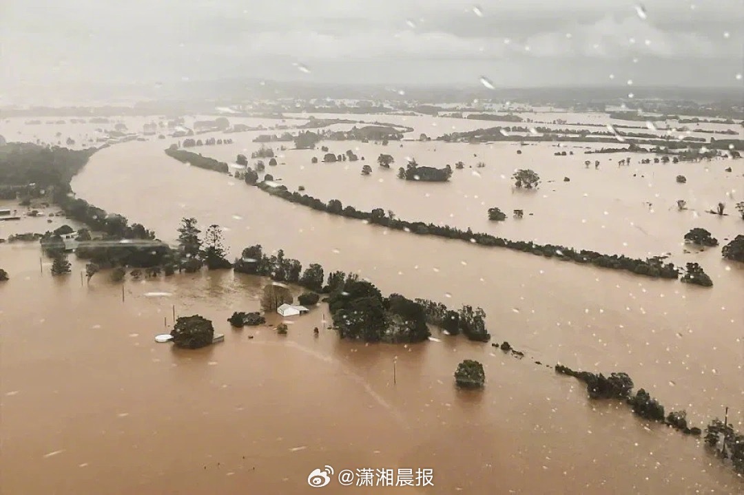 【#澳大利亚暴雨肆虐上万人被困#，#澳大利亚暴雨有人被迫在屋顶过夜#】22日，澳