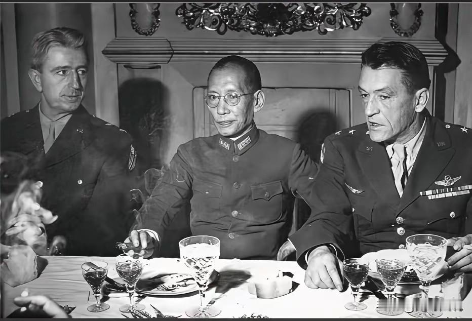 1945年10月，蒋介石趁滇军远赴越南受降之际，命杜聿明在昆明发动政变，解除了龙