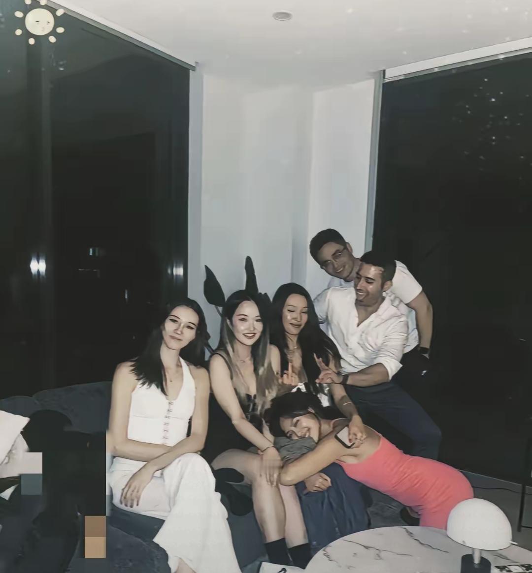 现在回国的留学生真不容易

明明揣着文凭和见识落地

却发现国内职场早已换了赛道