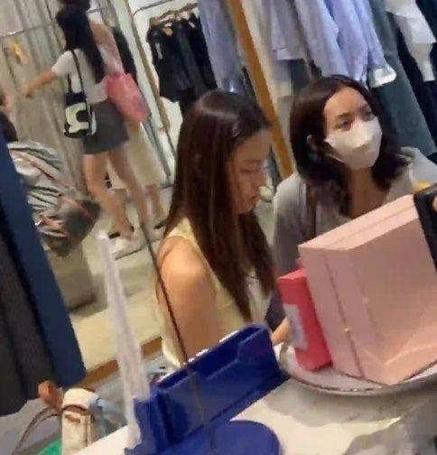 #网友偶遇Lisa越南逛街##Lisa现身越南胡志明市# 网友偶遇Lisa越南逛
