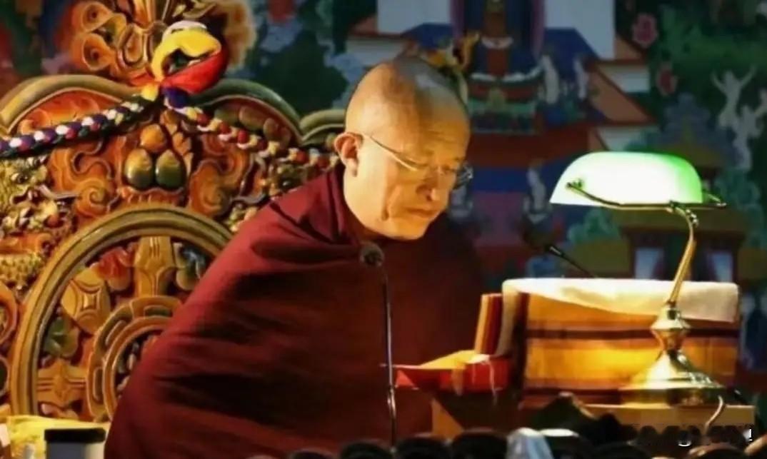 宗萨仁波切说：“我们害怕孤独，于是用无尽的联系、娱乐和信息来填满每一秒，但唯有在