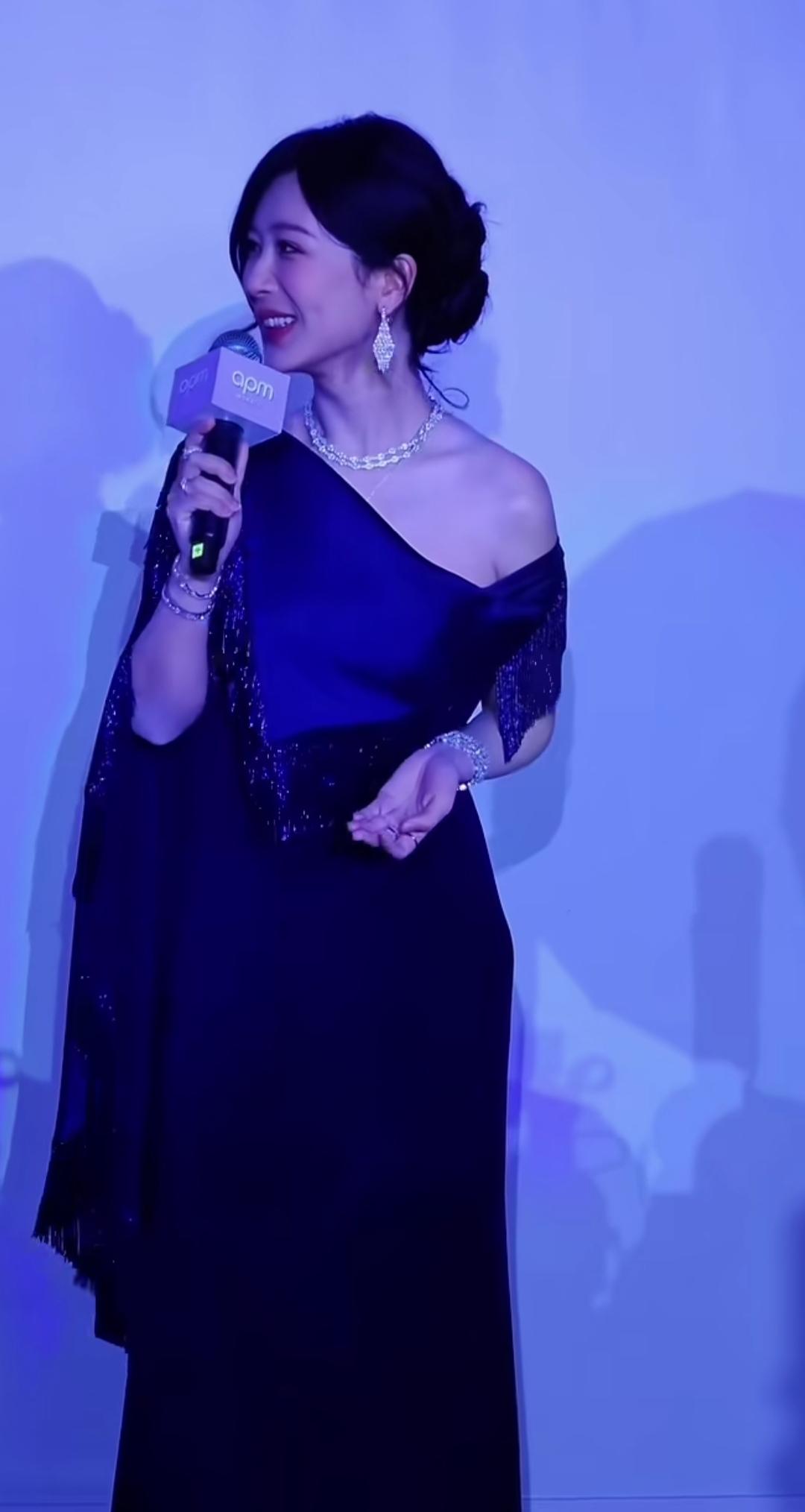 紫韵流光，气质斐然！杨紫的藏蓝礼服造型，自带星光气场，美得高级又亮眼。流苏点缀间